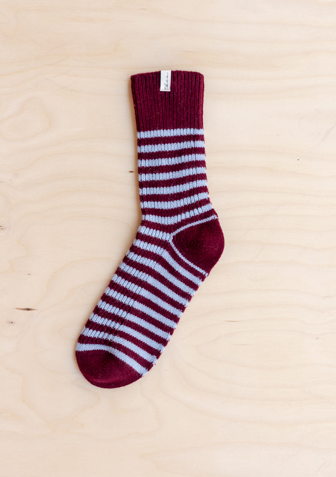 Socken aus Kaschmir und Merinowolle in Burgunderrot und Blau gestreift