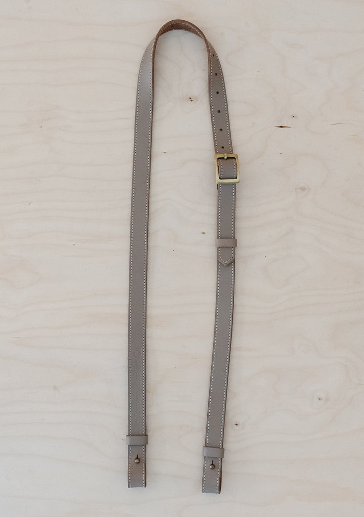 TBCo Leather Long Shoulder Picnic Strap in Taupe, crafted from high quality materials for effortless carrying of picnic blankets. Featuring an adjustable design and durable construction, perfect for outdoor adventures.