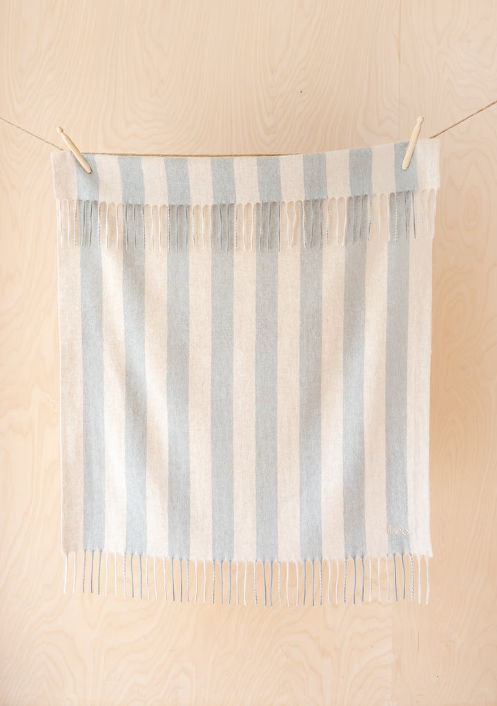 Couverture pour bébé en laine d'agneau à rayures avoine et gris 