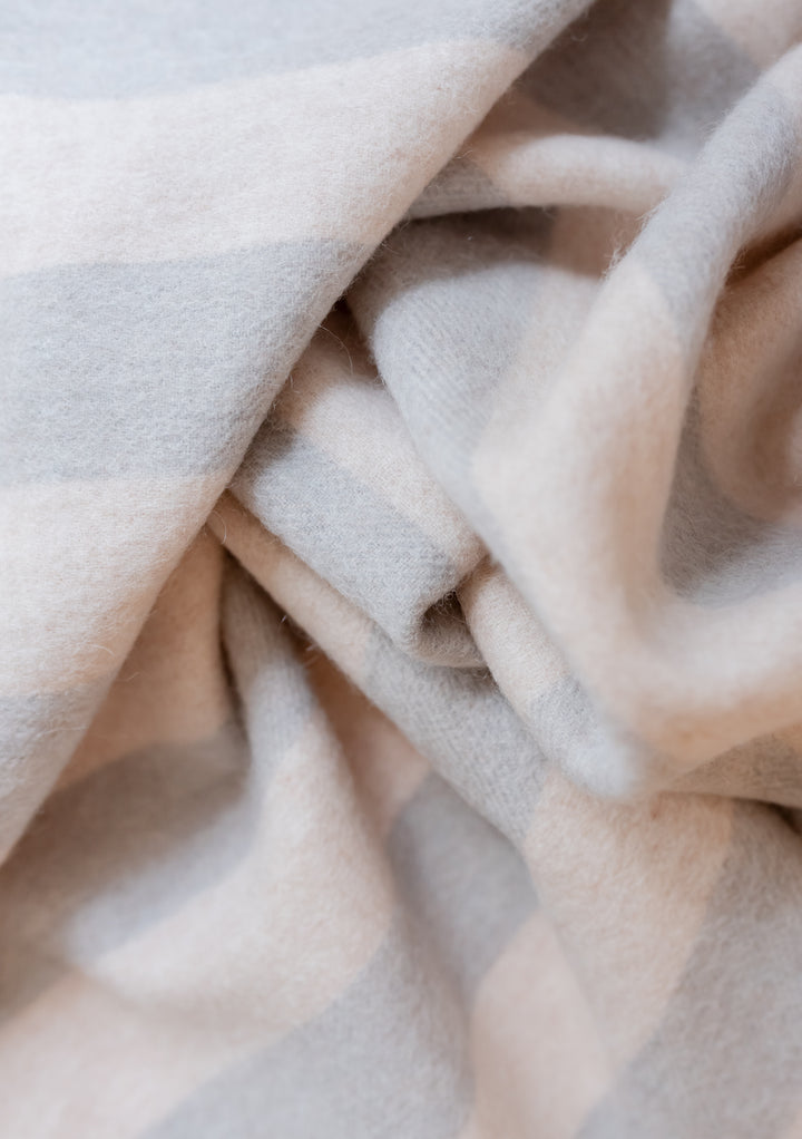 Couverture pour bébé en laine d'agneau à rayures avoine et gris 