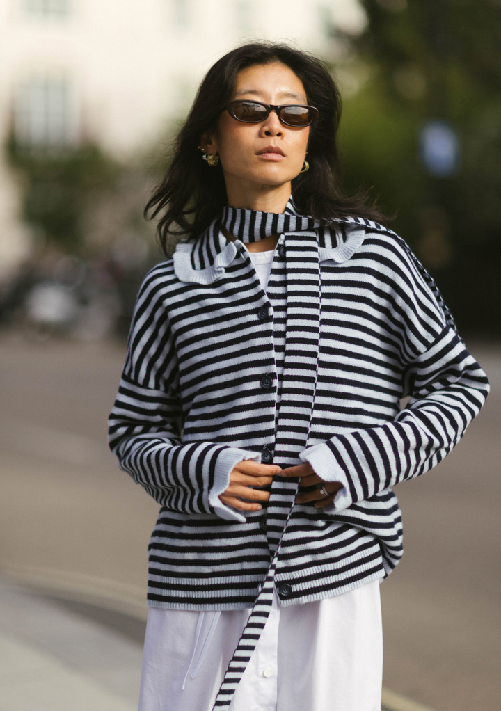 Cardigan à volants en laine mérinos TBCo x Liu à rayures bleues
