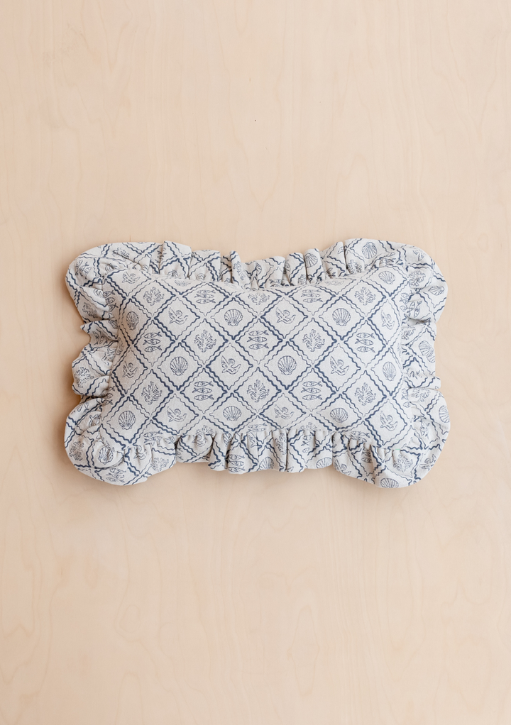 Housse de coussin en coton à breloques bleues 