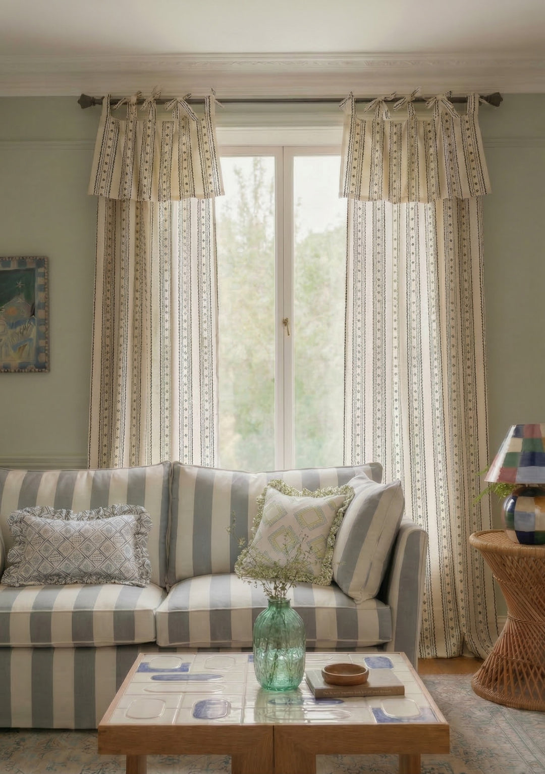 Zwei Baumwollgardinen mit Bindebändern in Marineblau mit zartem Blumenmuster 