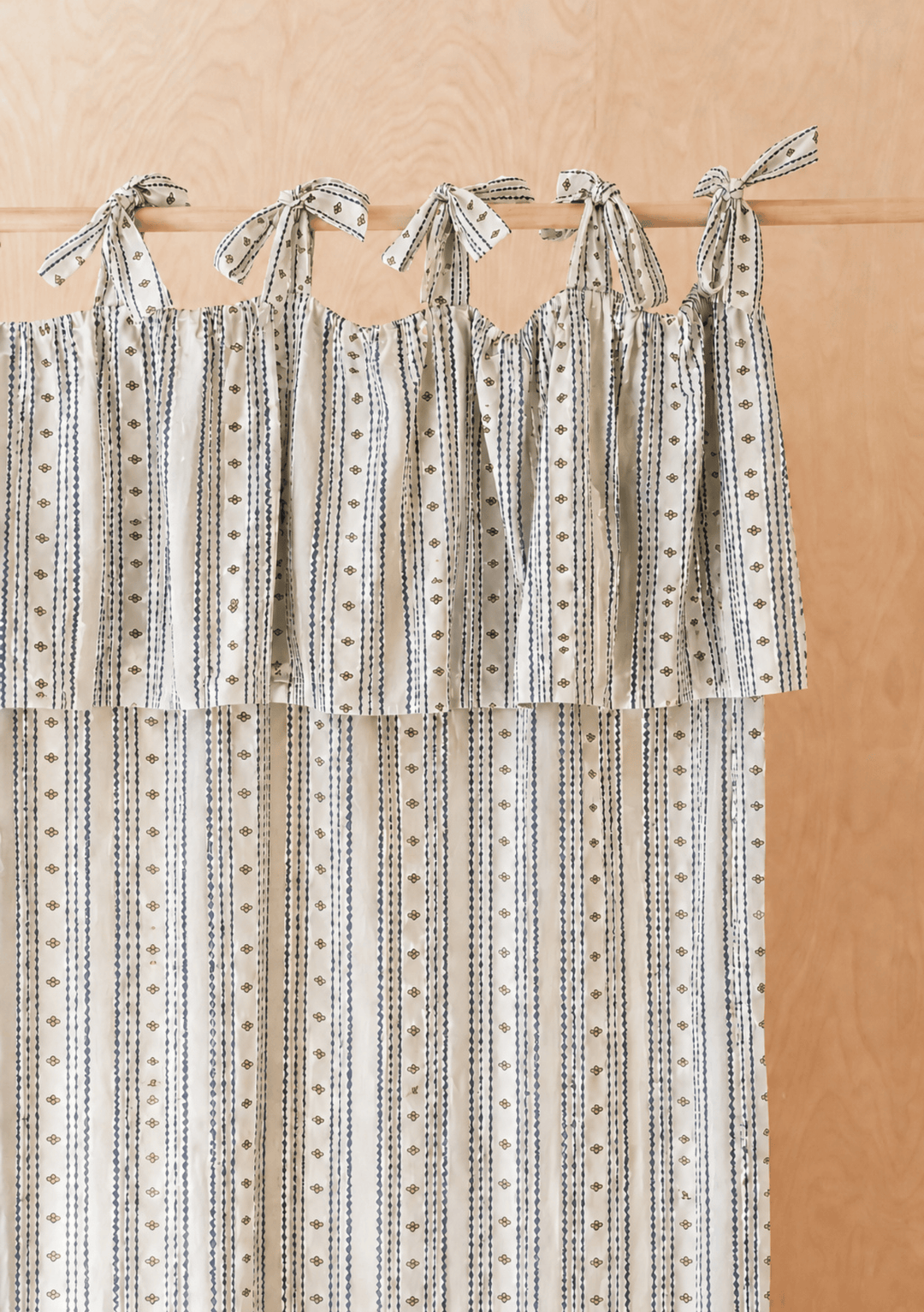 Paire de rideaux en coton à nouer, motif floral bleu marine 