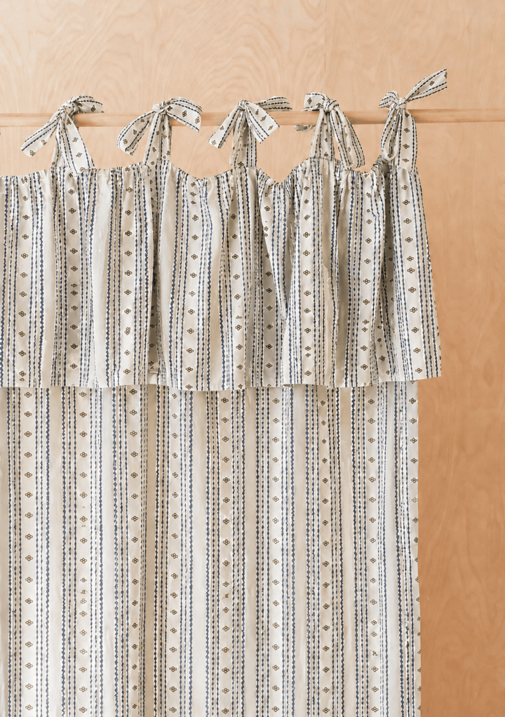 Paire de rideaux en coton à nouer, motif floral bleu marine 