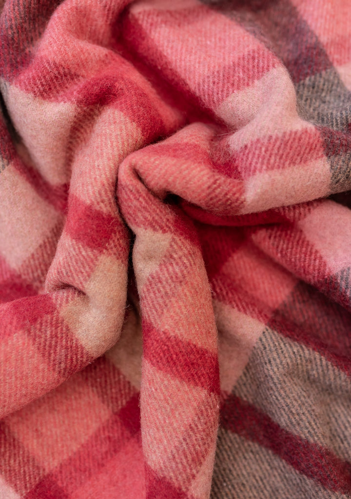 Decke aus recycelter Wolle im Beeren-Gingham-Karomuster