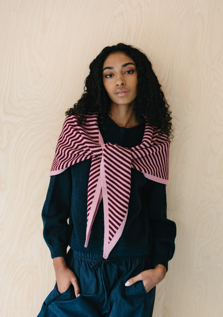 Großer Merino-Dreiecksschal mit rosa Streifen 