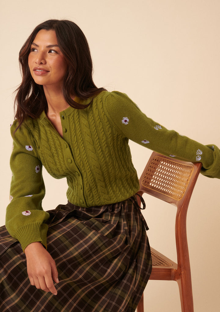 NC x TBCo – Grüner Zopfmuster-Cardigan aus Wolle mit Blumenmuster