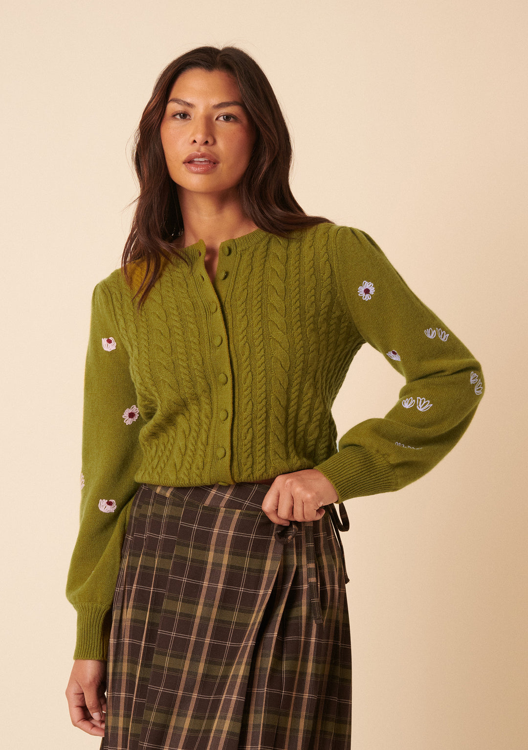 NC x TBCo – Grüner Zopfmuster-Cardigan aus Wolle mit Blumenmuster