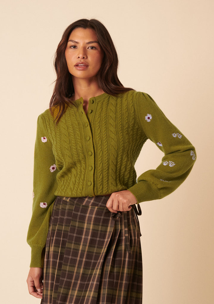 NC x TBCo – Grüner Zopfmuster-Cardigan aus Wolle mit Blumenmuster