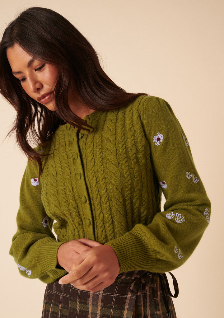 NC x TBCo – Grüner Zopfmuster-Cardigan aus Wolle mit Blumenmuster