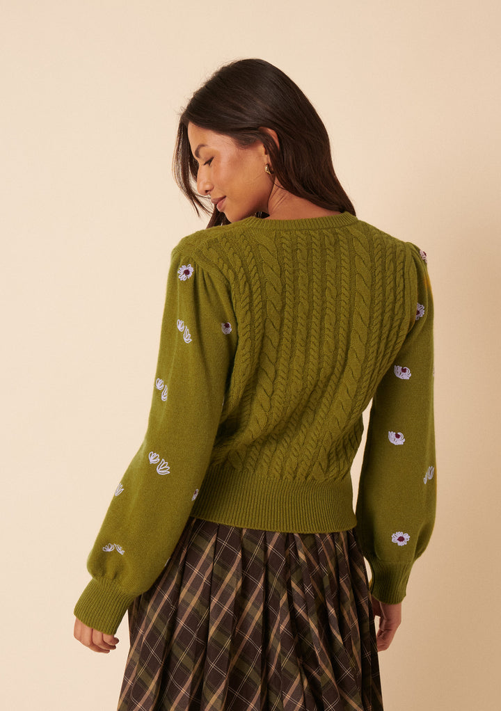 NC x TBCo – Grüner Zopfmuster-Cardigan aus Wolle mit Blumenmuster
