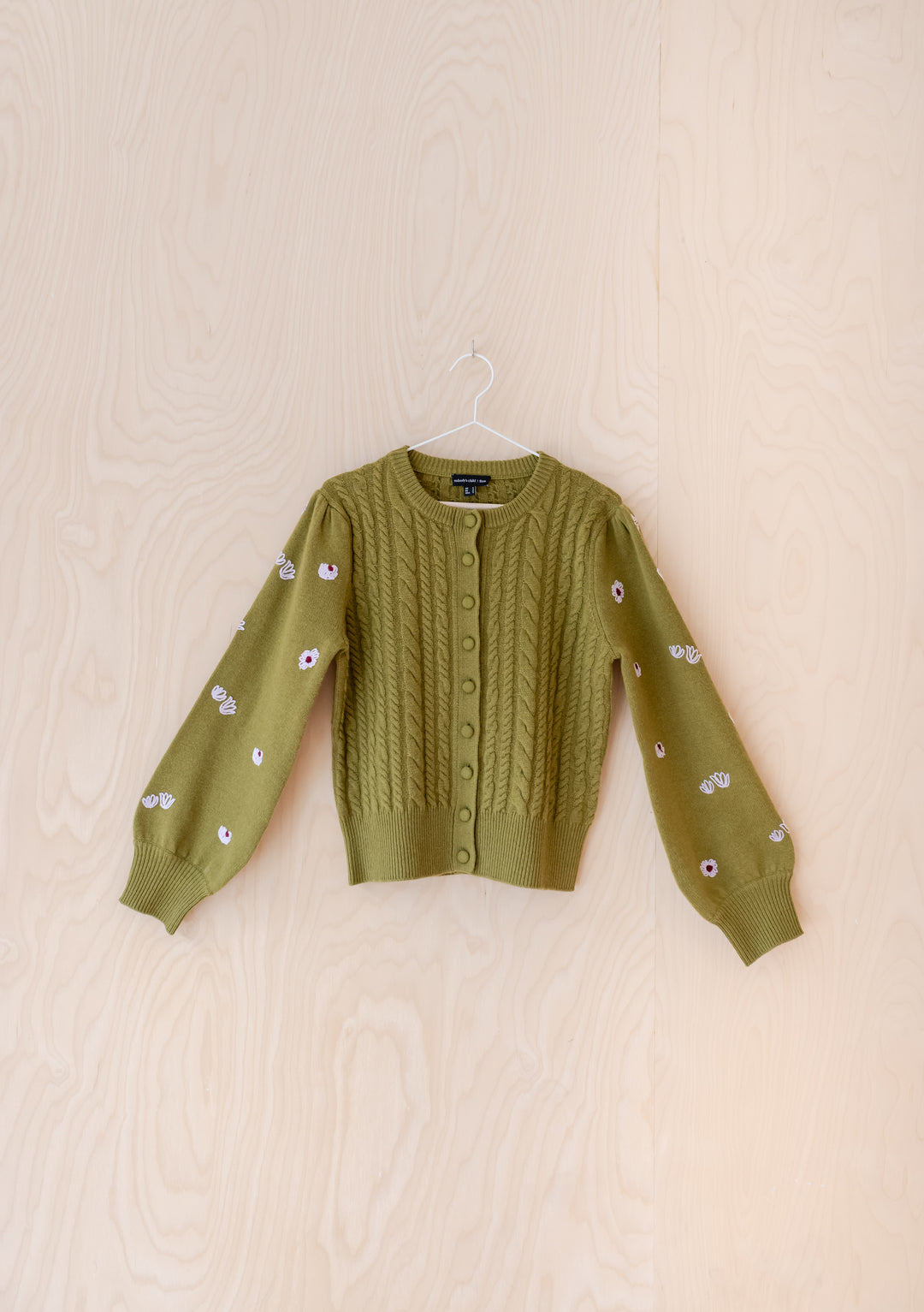 NC x TBCo – Grüner Zopfmuster-Cardigan aus Wolle mit Blumenmuster