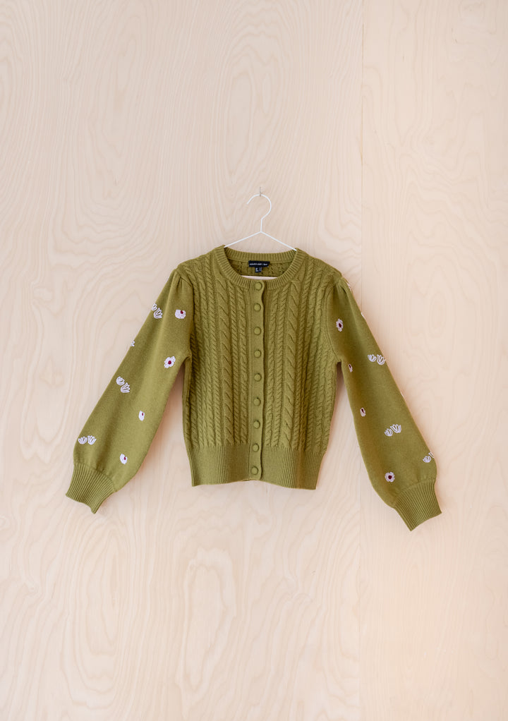 NC x TBCo – Grüner Zopfmuster-Cardigan aus Wolle mit Blumenmuster