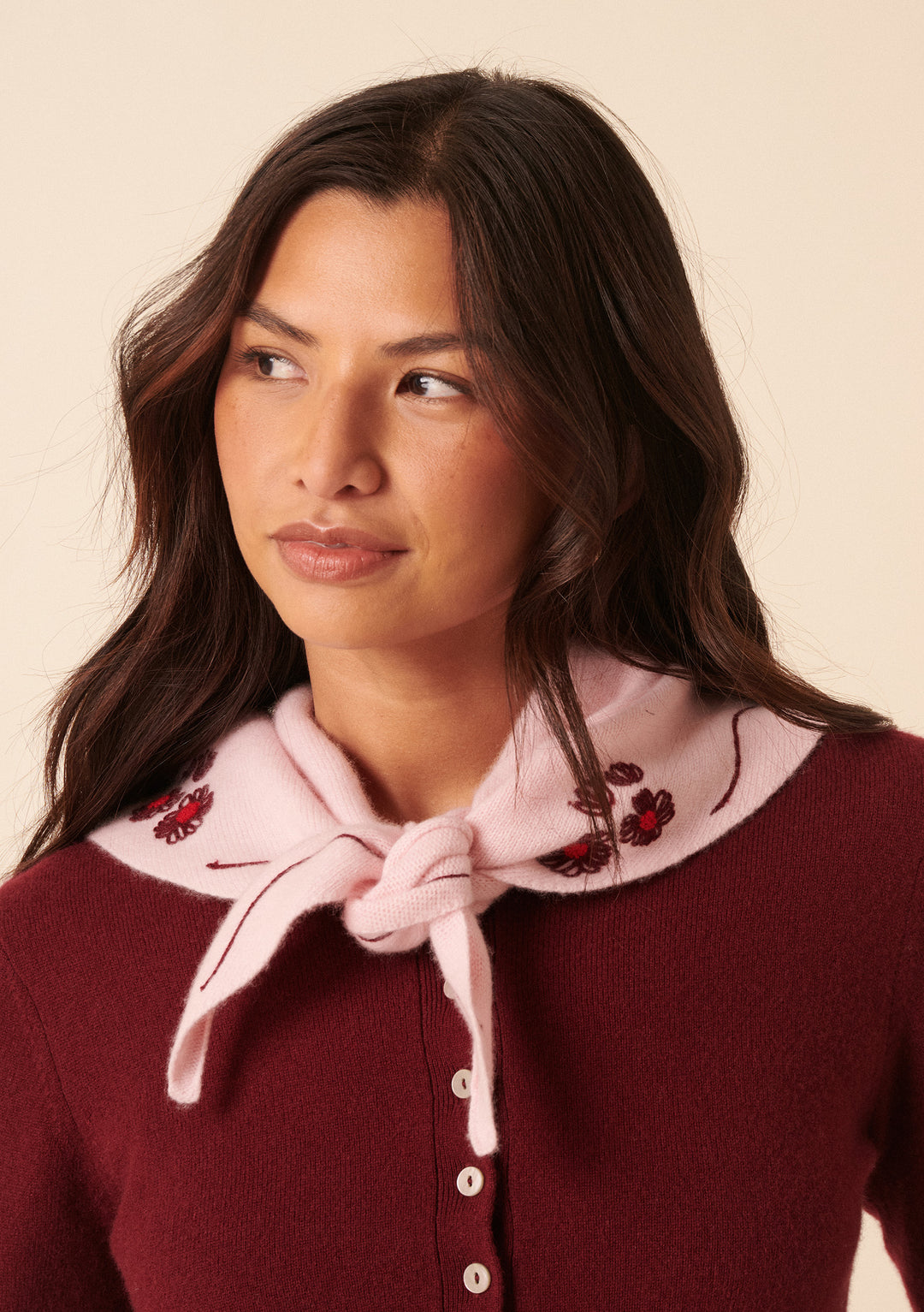 NC x TBCo – Dreieckiger Wollschal mit rosa Blumenmuster 