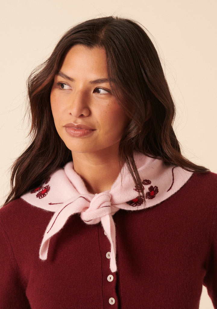 NC x TBCo – Dreieckiger Wollschal mit rosa Blumenmuster 