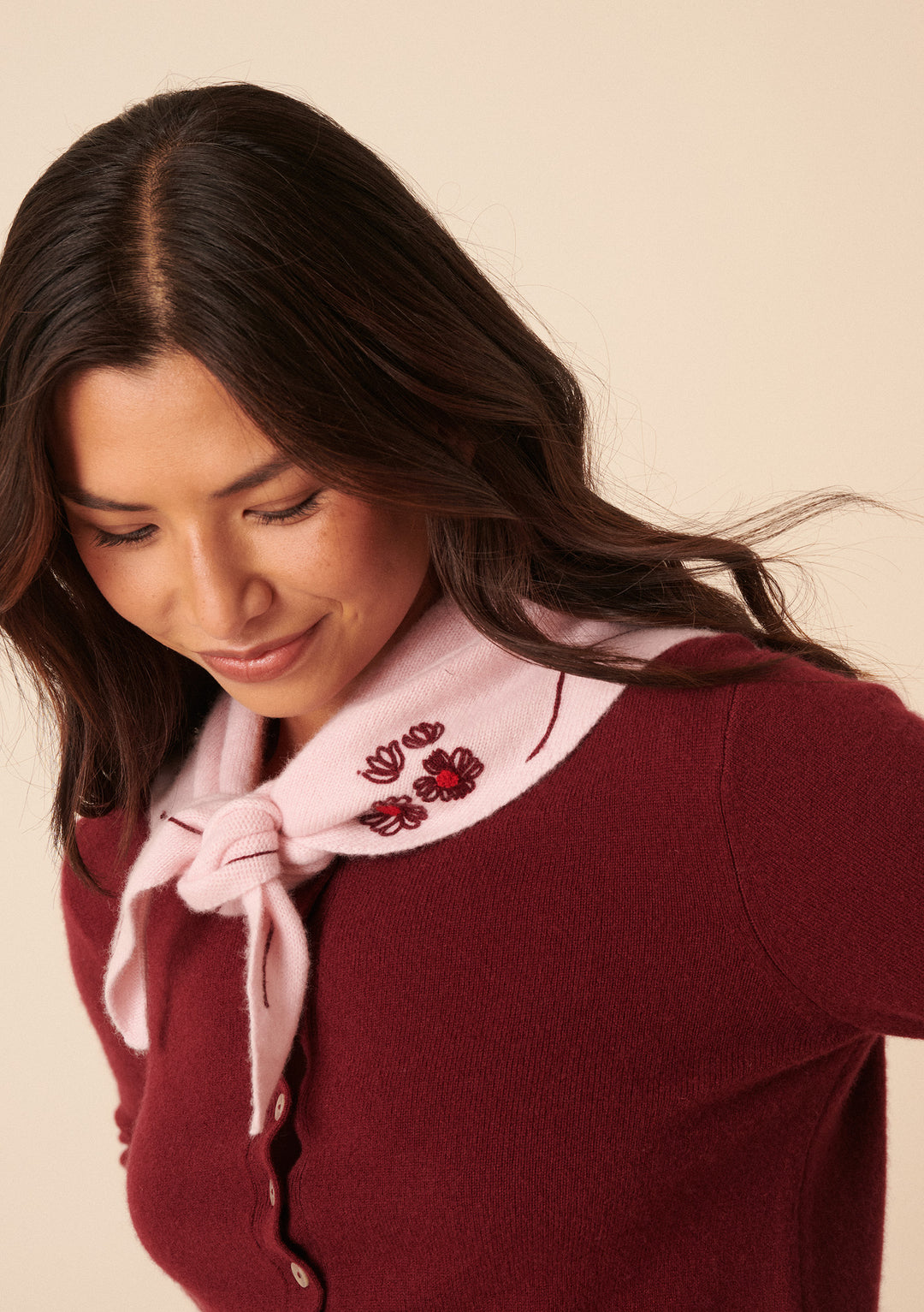 NC x TBCo – Dreieckiger Wollschal mit rosa Blumenmuster 