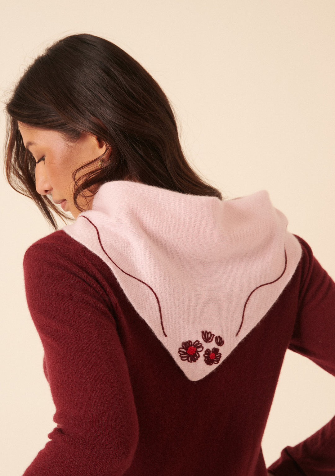 NC x TBCo – Dreieckiger Wollschal mit rosa Blumenmuster 