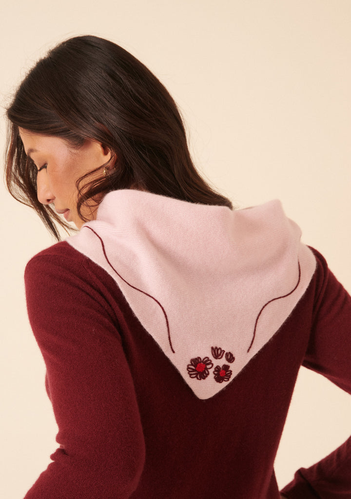 NC x TBCo – Dreieckiger Wollschal mit rosa Blumenmuster 