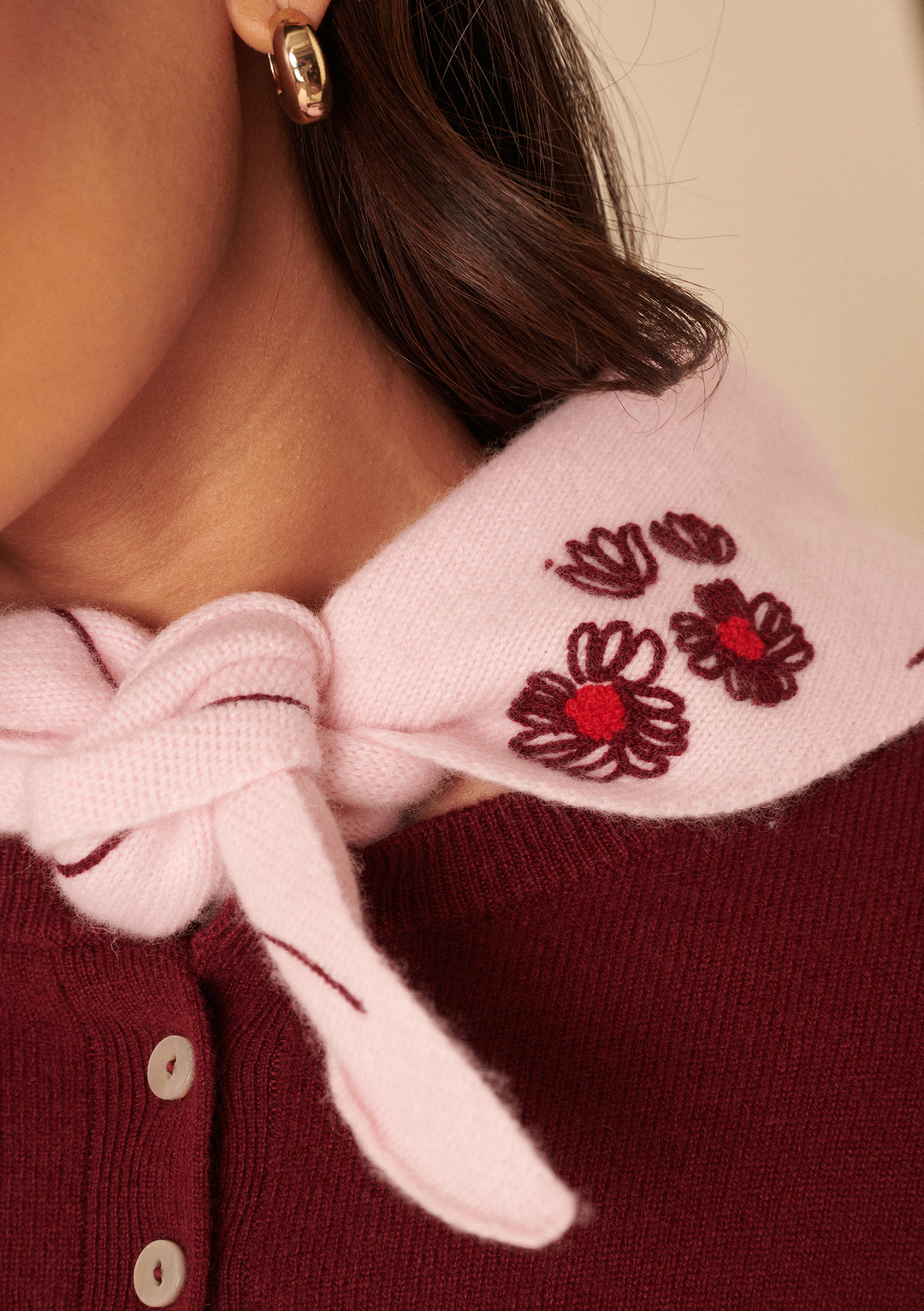 NC x TBCo – Dreieckiger Wollschal mit rosa Blumenmuster 