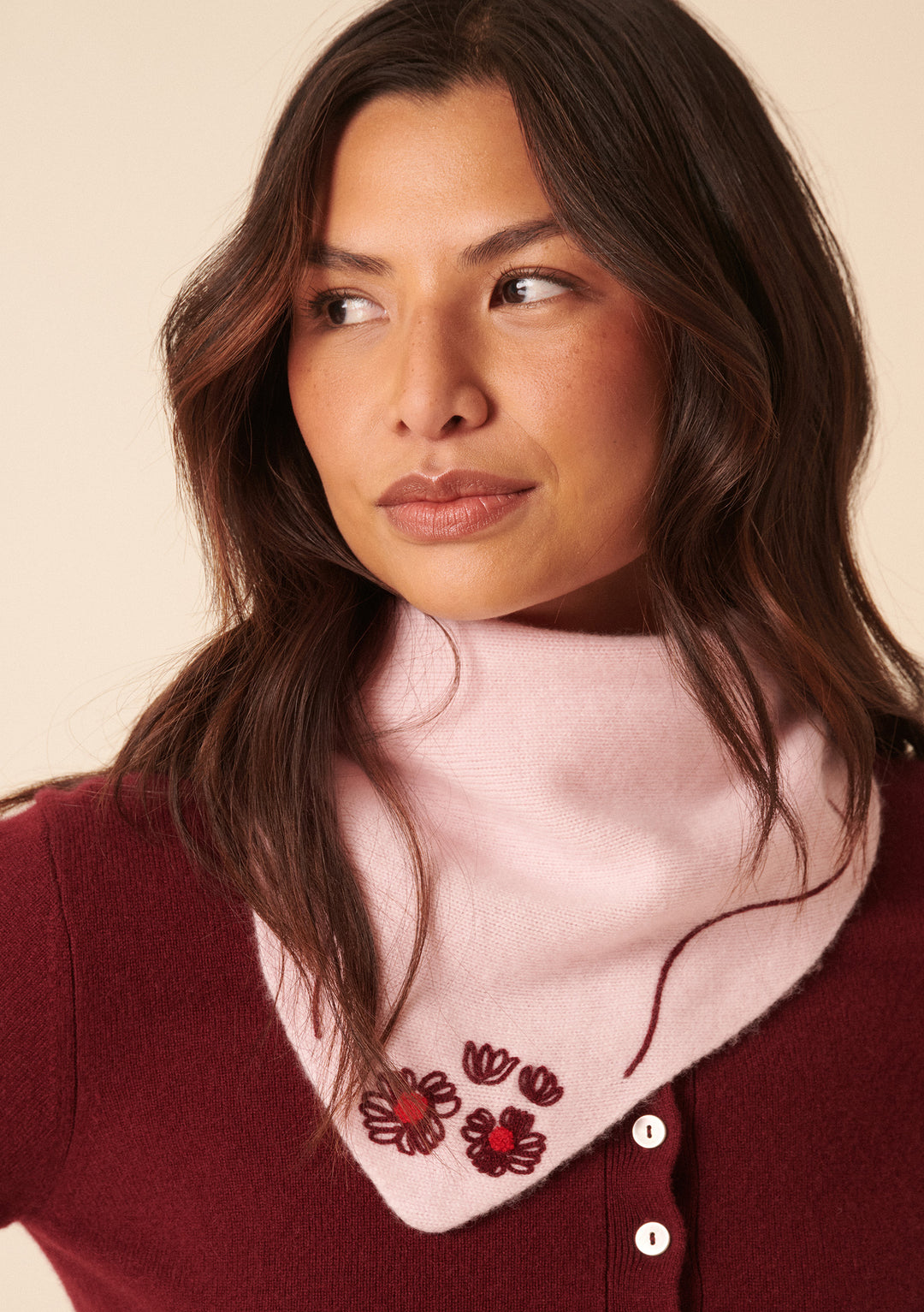 NC x TBCo – Dreieckiger Wollschal mit rosa Blumenmuster 