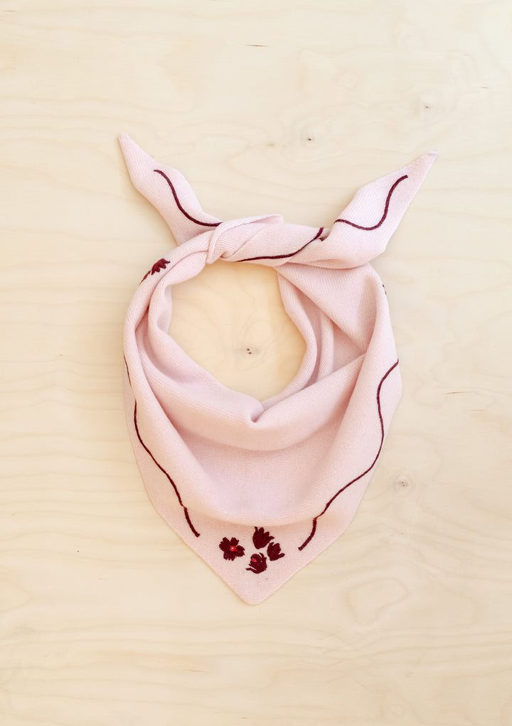 NC x TBCo – Dreieckiger Wollschal mit rosa Blumenmuster 