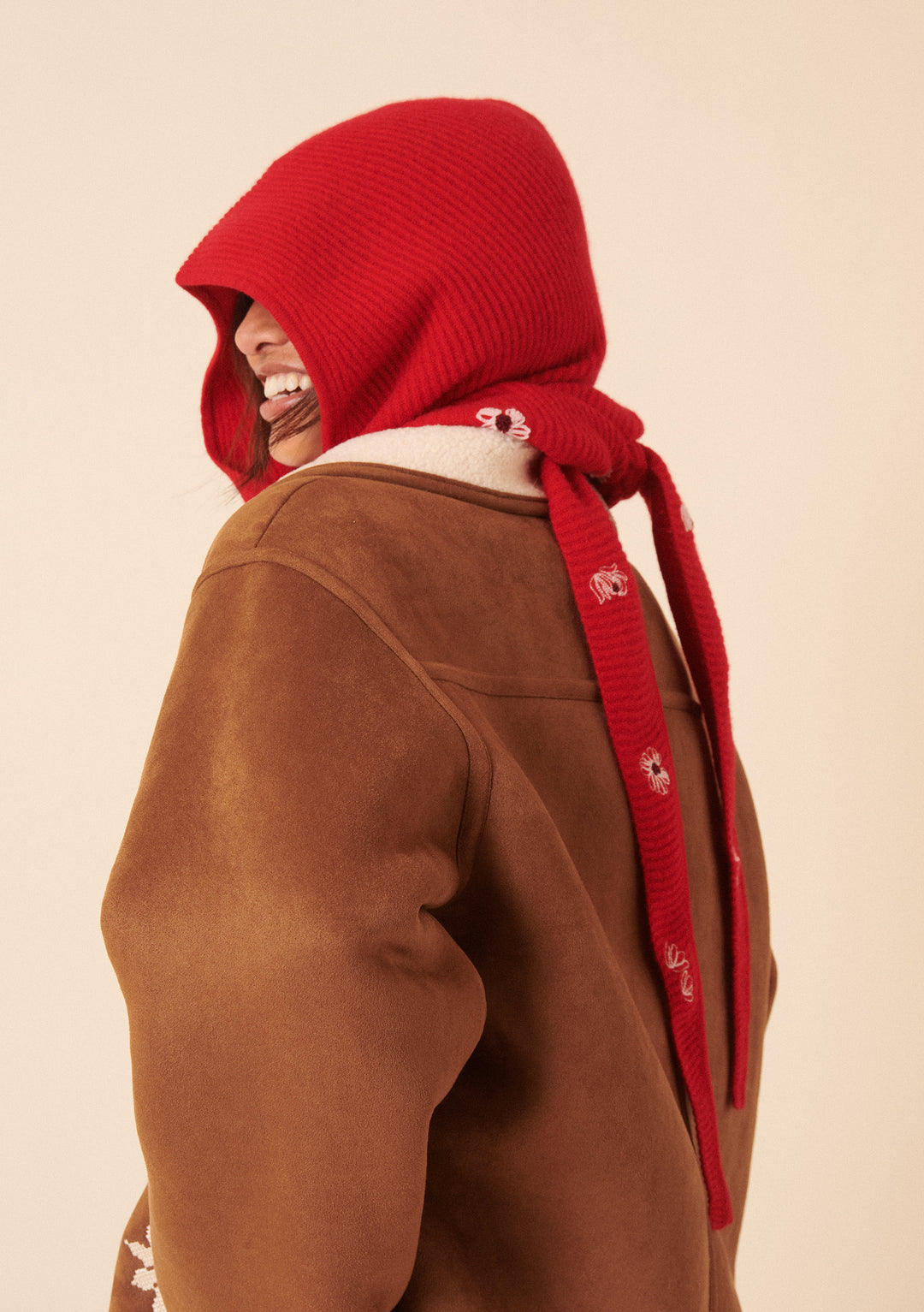 Capuche en laine à fleurs rouges NC x TBCo
