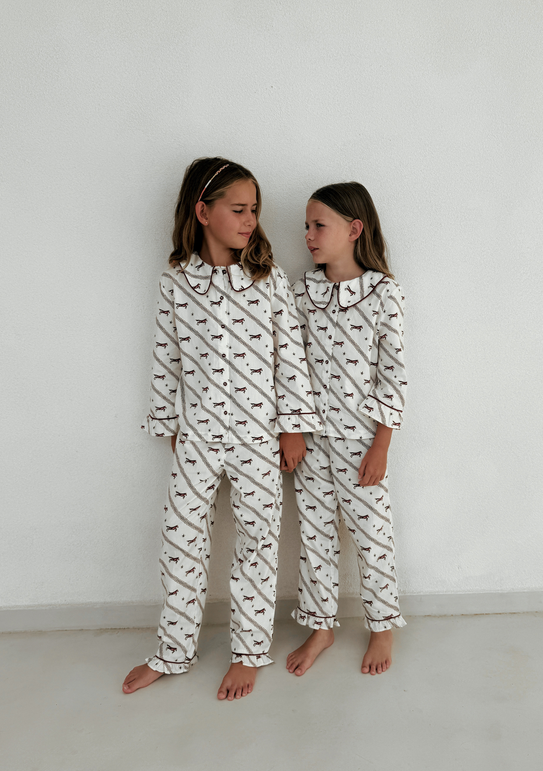 Baumwoll-Kinderpyjamas in Creme mit Gallop-Print