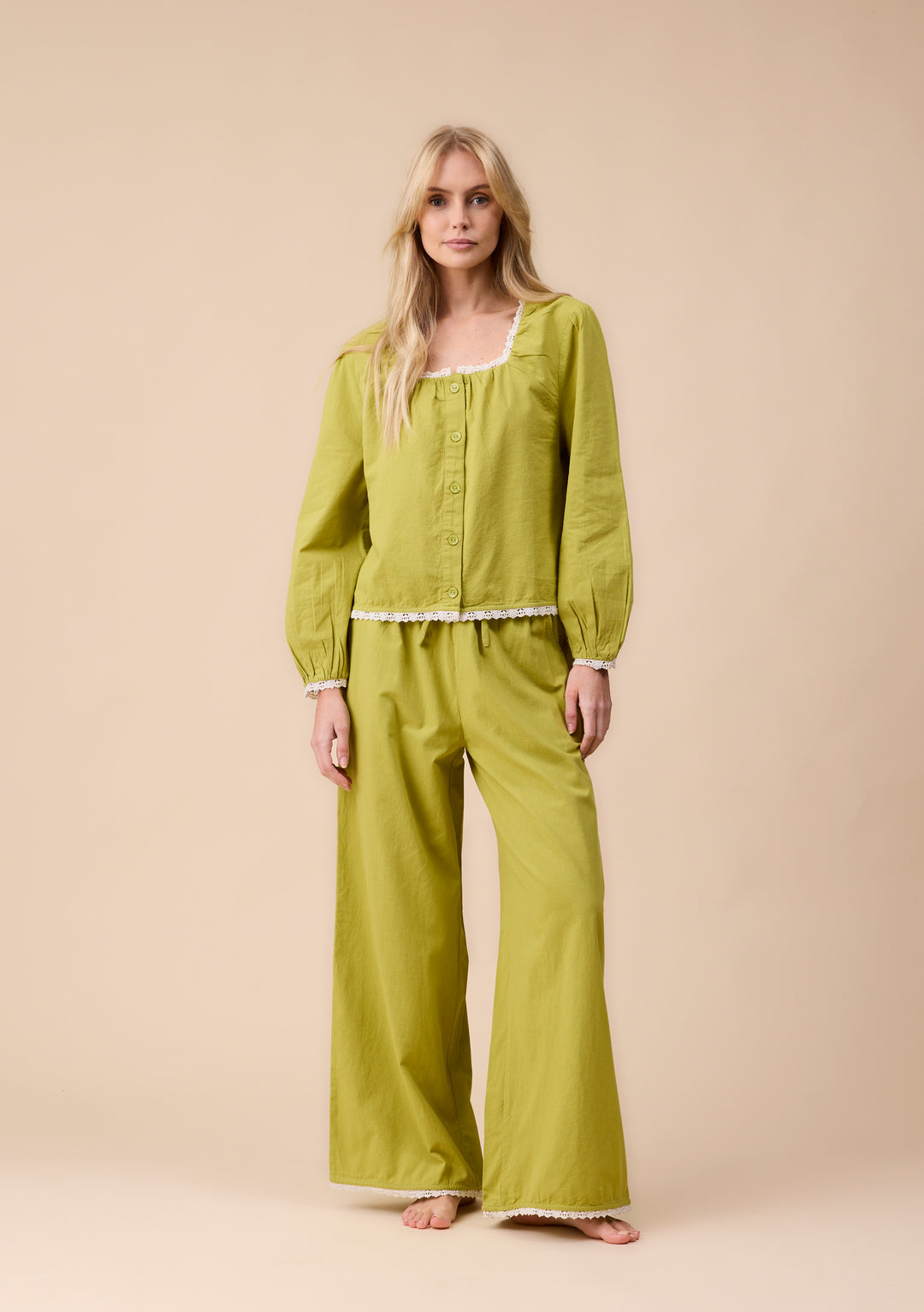 Pyjamas aus Baumwolle und Leinen mit grüner Zierleiste