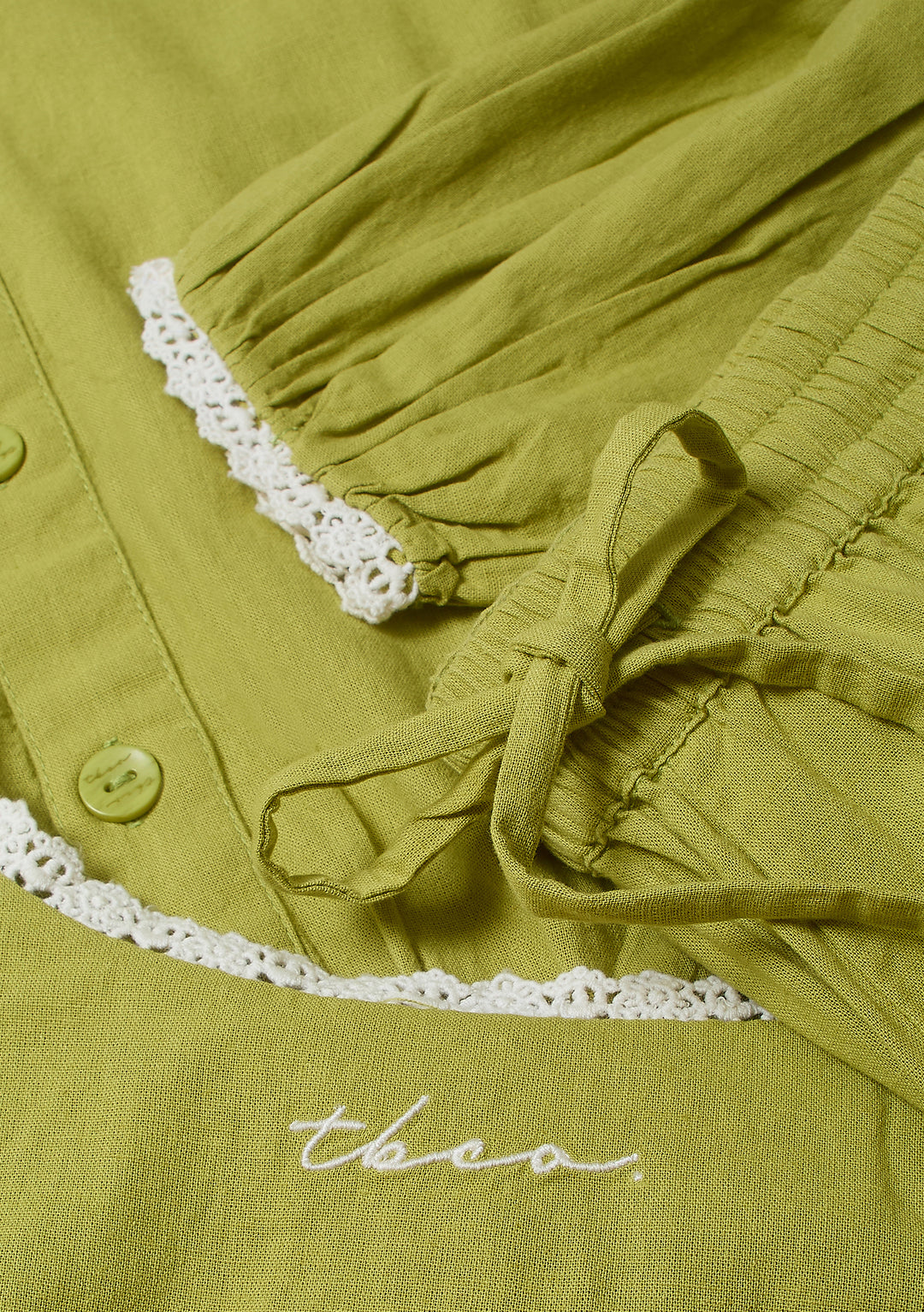 Pyjamas aus Baumwolle und Leinen mit grüner Zierleiste