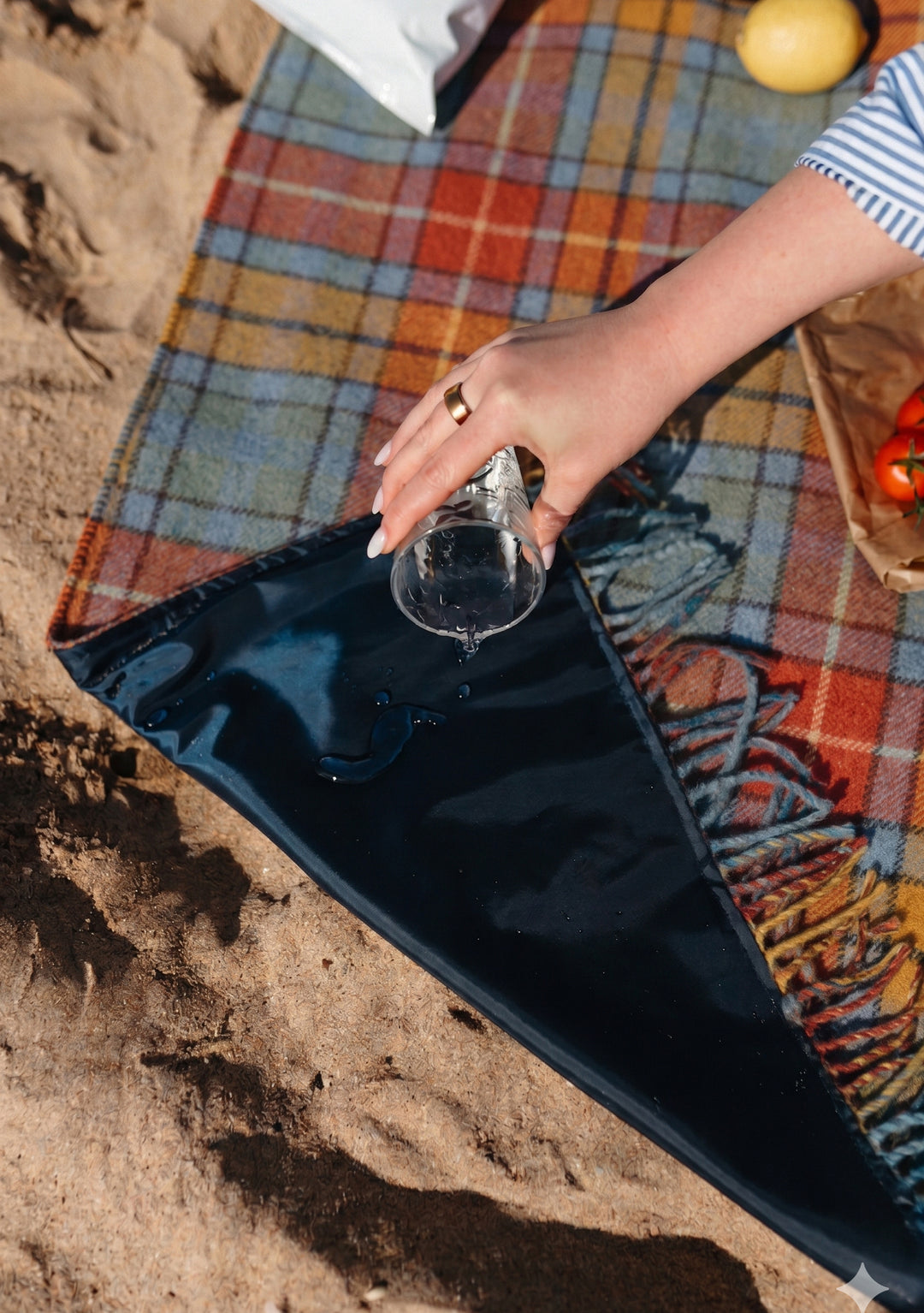 Picknickdecke aus recycelter Wolle in Buchanan Antique Tartan