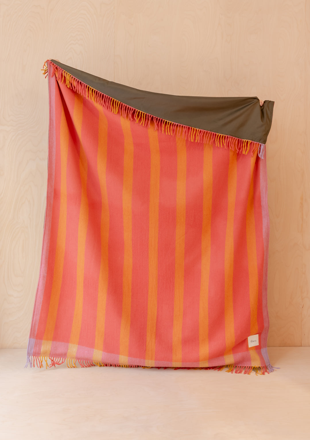 Picknickdecke aus recycelter Wolle mit orangefarbenem Rahmenstreifen