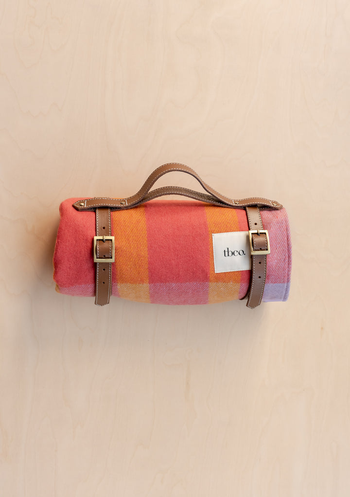 Picknickdecke aus recycelter Wolle mit orangefarbenem Rahmenstreifen