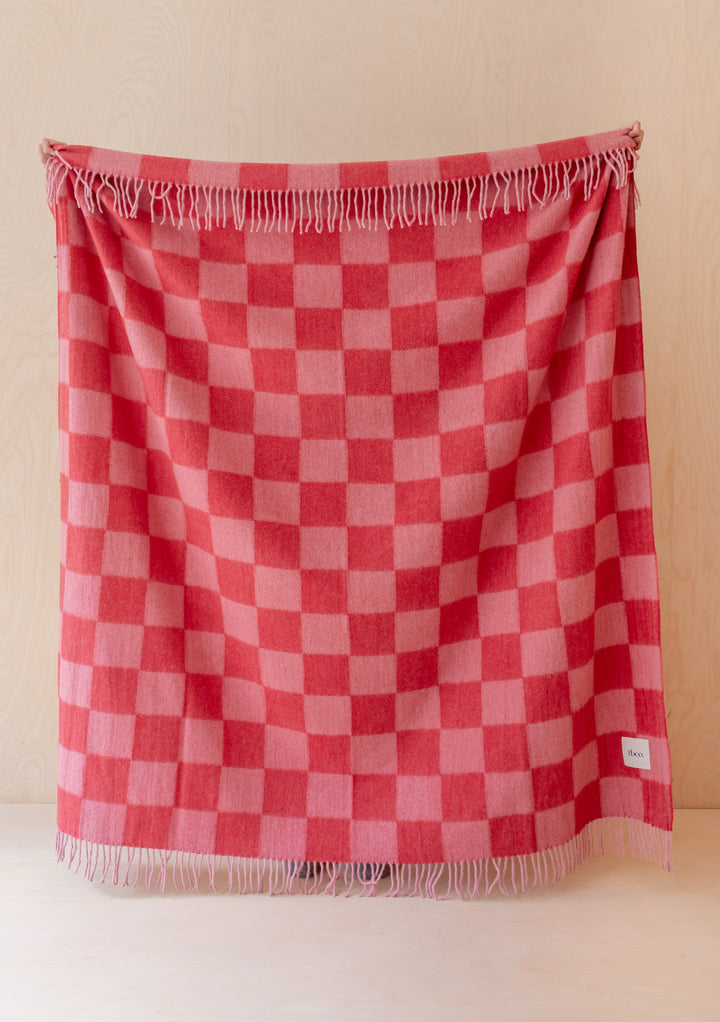 Couverture en laine recyclée à damier rose et rouge