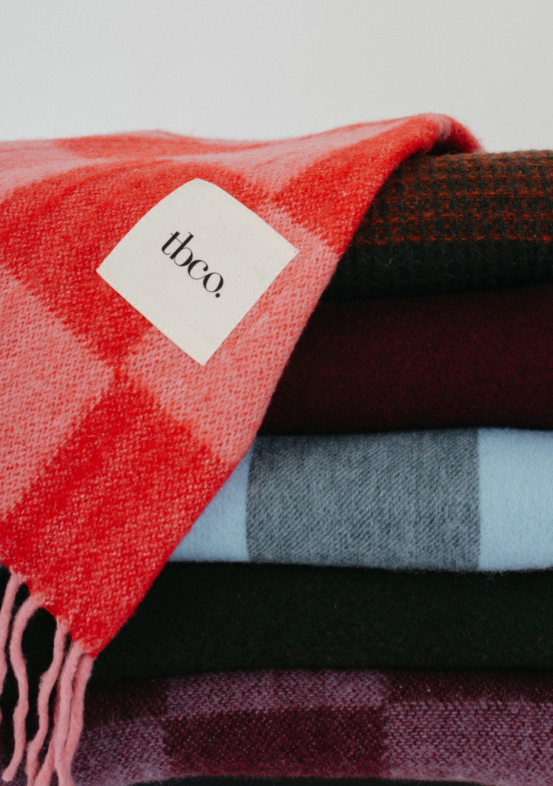 Couverture en laine recyclée à damier rose et rouge