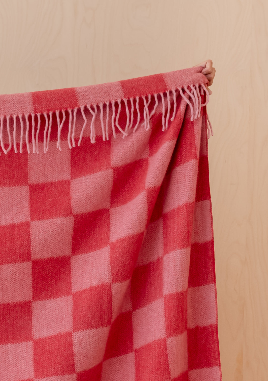 Couverture en laine recyclée à damier rose et rouge