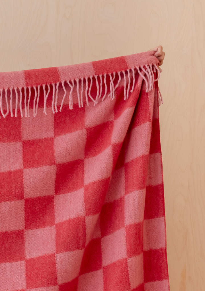 Couverture en laine recyclée à damier rose et rouge