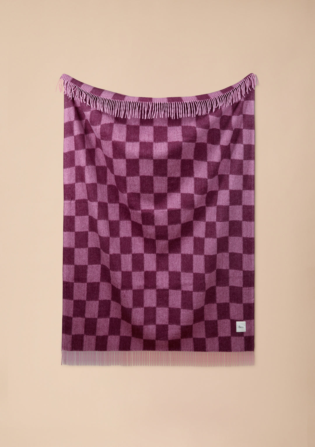 Decke aus recycelter Wolle mit Schachbrettmuster in Rose und Fig
