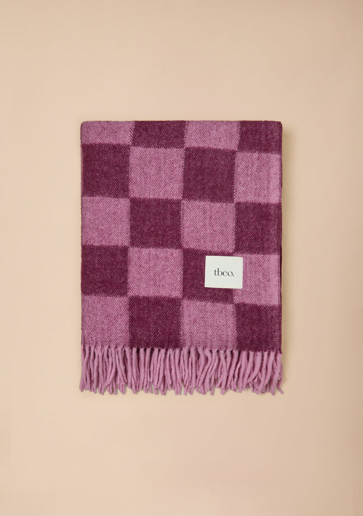 Decke aus recycelter Wolle mit Schachbrettmuster in Rose und Fig