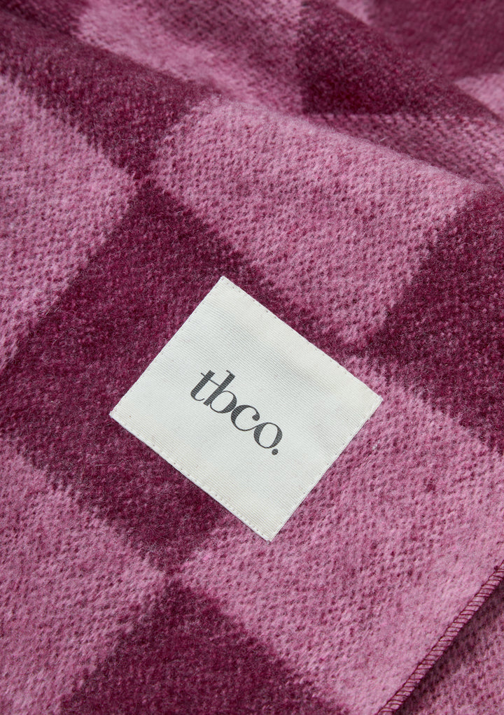 Decke aus recycelter Wolle mit Schachbrettmuster in Rose und Fig