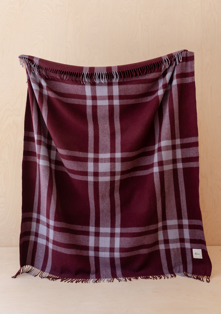 Couverture en laine recyclée à motif tartan moderne bordeaux 