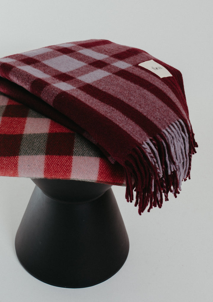 Couverture en laine recyclée à motif tartan moderne bordeaux 