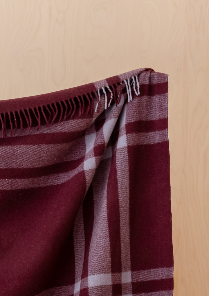 Couverture en laine recyclée à motif tartan moderne bordeaux 