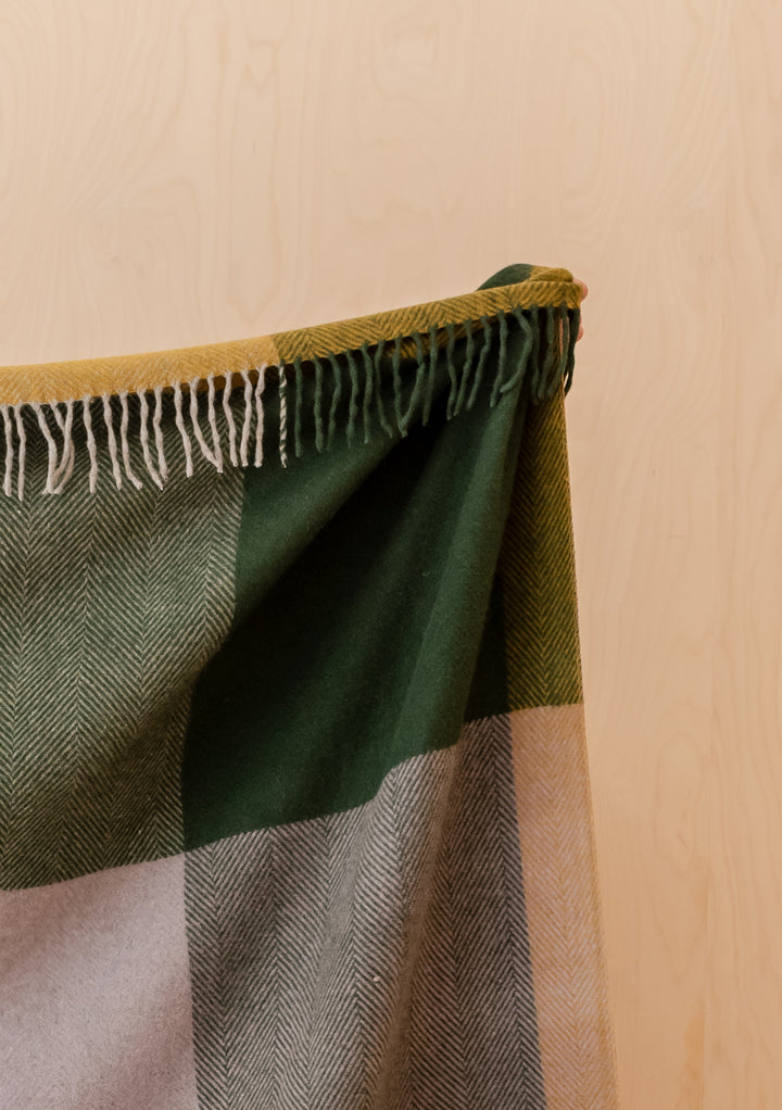 Extra große Decke aus recycelter Wolle mit grünem Rahmenkaro 