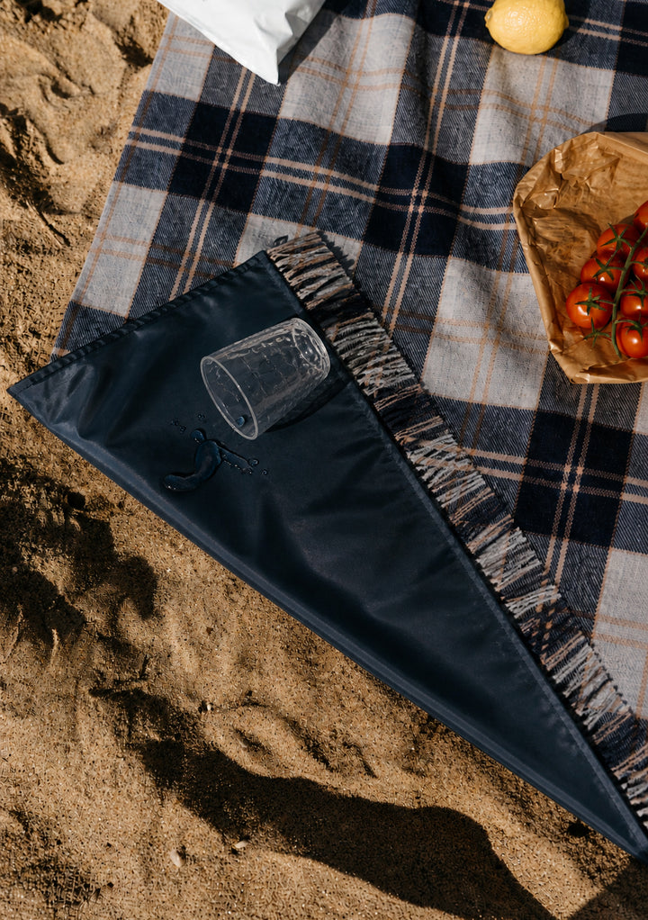 Picknickdecke aus recycelter Wolle in Bannockbane Silver Tartan 