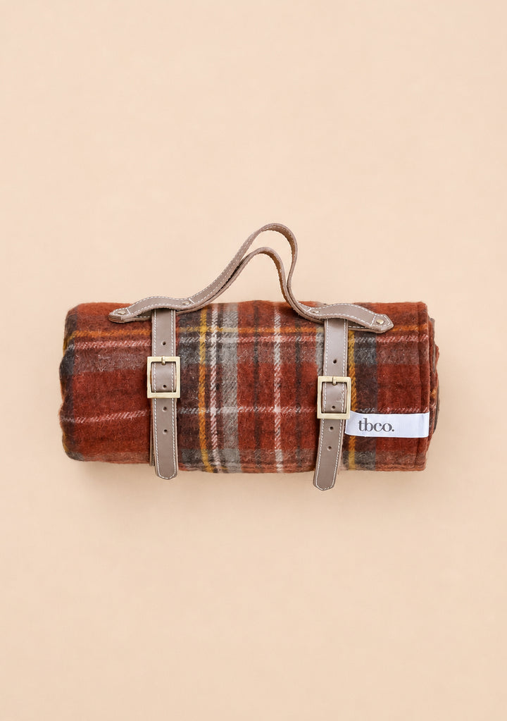 Picknickdecke aus recycelter Wolle im Stewart Royal Antique Tartan 