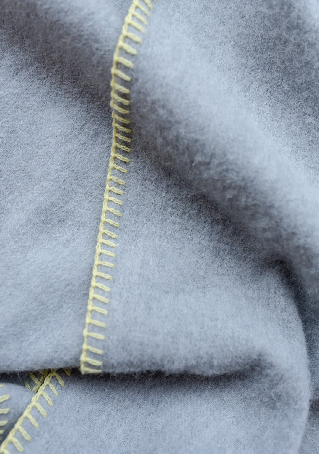 Écharpe en laine d'agneau en point gris clair 