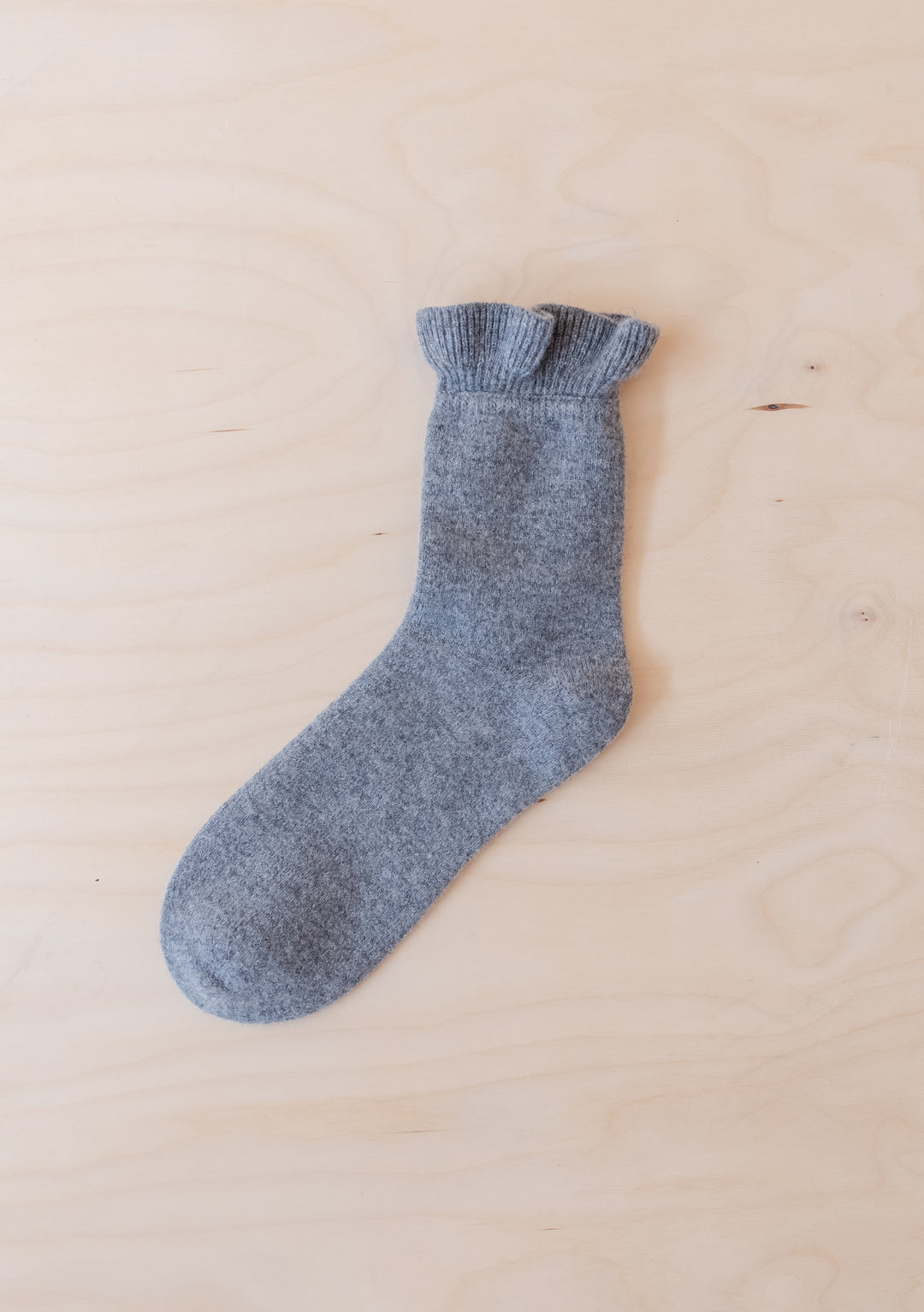 Socken aus Merinowolle in Anthrazit mit Rüschen
