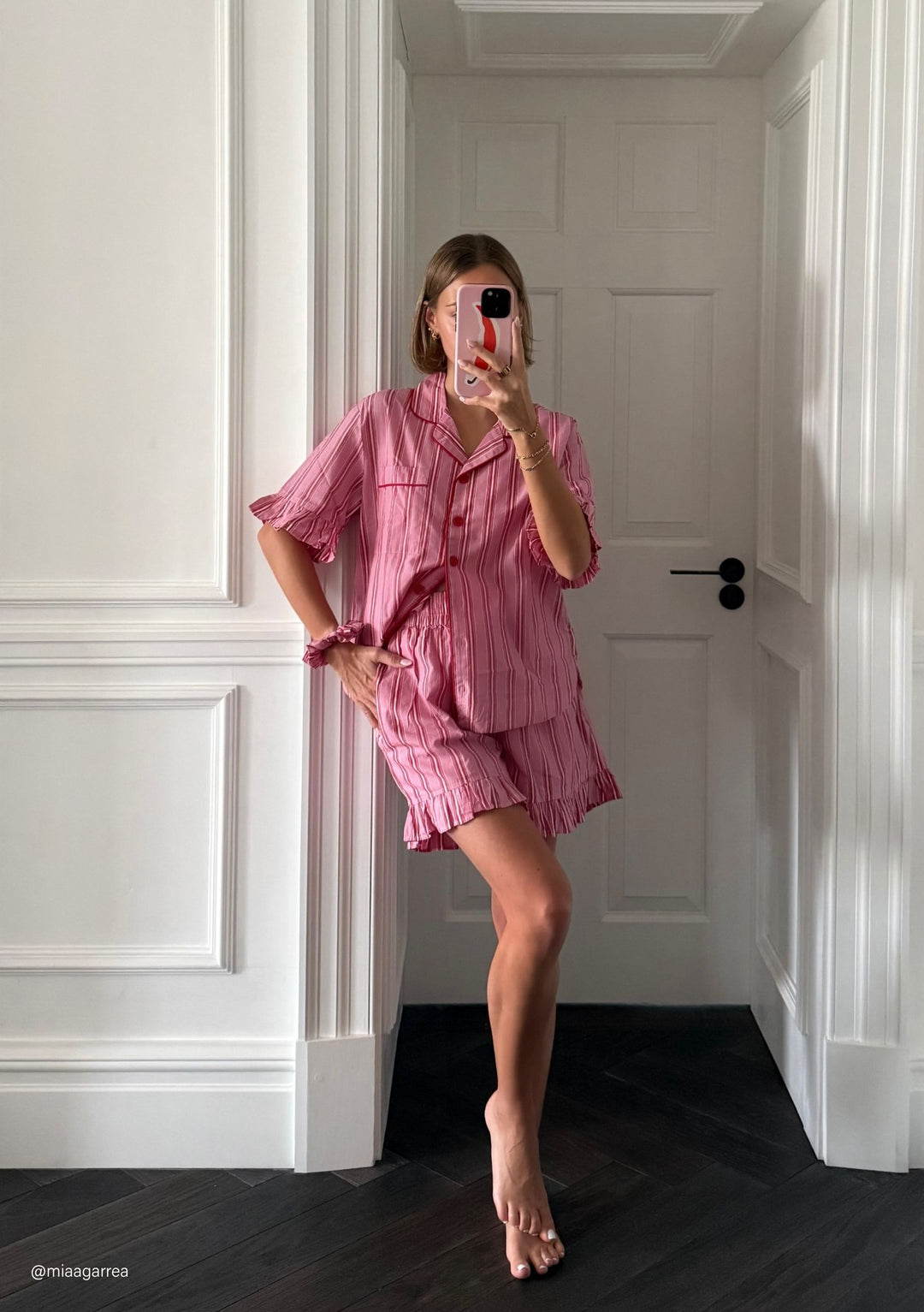 Baumwollpyjama mit roten Streifen und Rüschen 