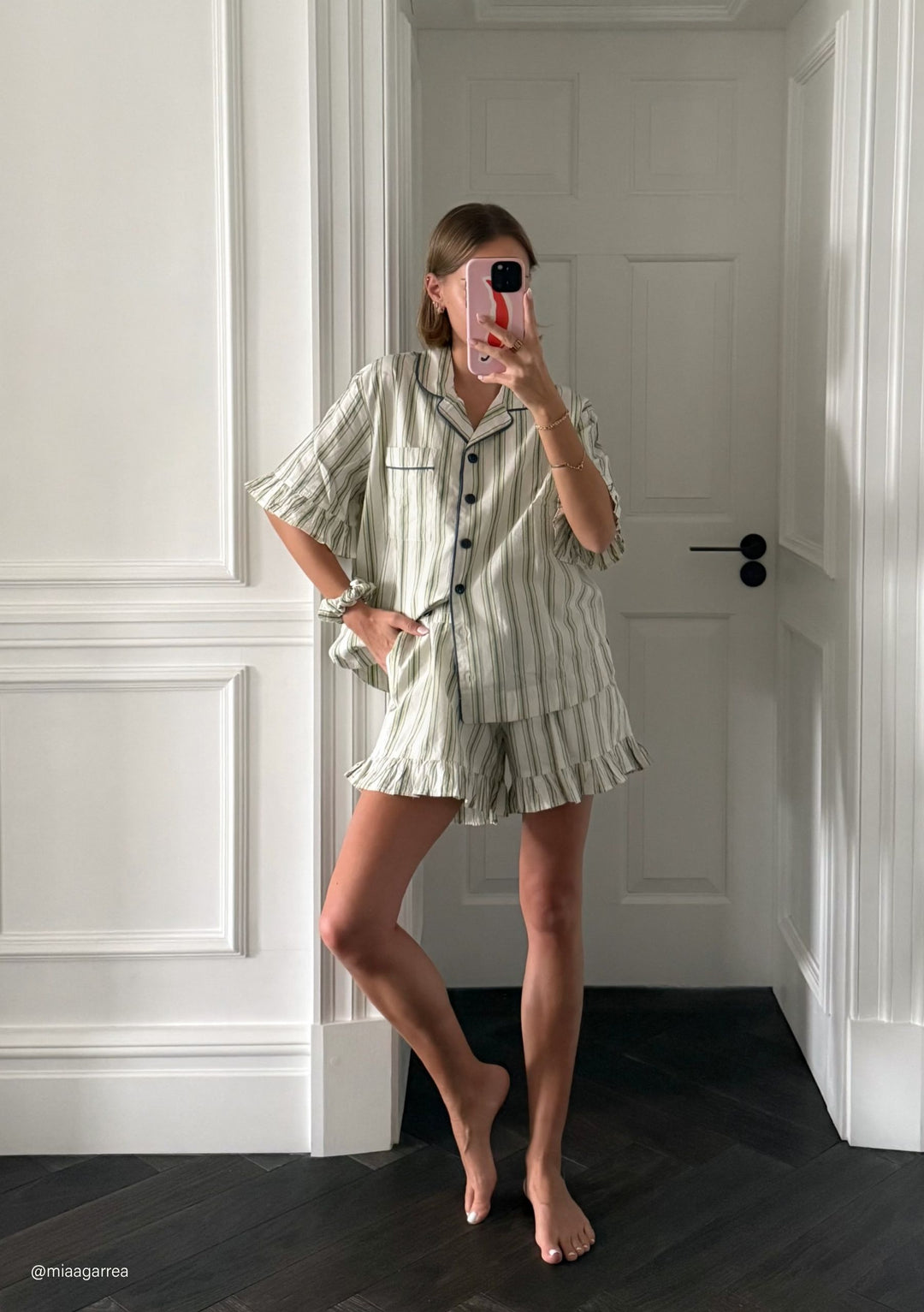 Baumwollpyjama mit olivgrünen Streifen und Rüschen 